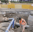 工人正在维修被挖爆的自来水管道。 - 新浪广东