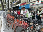 “广马”背后的温馨：60名“单车超人”寒风中清理赛道 - 广东大洋网