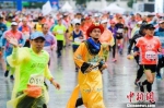 3万跑手寒风细雨中参加最“冷”广州马拉松 - 体育局