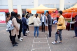 “法律真人飞行棋”游戏吸引了许多同学 - 华南师范大学