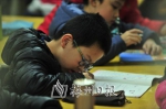 高度近视的孩子趴在桌上写字。(钟小丰  摄） - Meizhou.Cn
