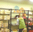 白云区松洲街慈善超市服务困难群众 救助对象可无偿获取物资 - 广东大洋网