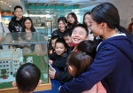 大学生和孩子们一起参观“广东声音博物馆” - 新浪广东