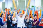 方建华与员工一起参与公司2018年年中大会 - 新浪广东