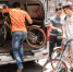 拜单车运营人员在处理车辆堆积区域 - 新浪广东