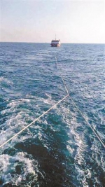 浙岱03158号渔船正在拖带无人游轮返回舟山 - 新浪广东