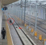 该男子将背包扔入铁轨并坐在站台边缘。警方监控视频截图 - 新浪广东