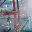 资料图：广西防城港市北部湾港口集装箱码头上等待装运的集装箱货柜。胡雁 摄 - 新浪广东
