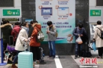 资料图：旅客在铁路上海站售票大厅排队购票。 殷立勤 摄 - 新浪广东