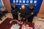 资料图：一犯罪嫌疑人对拉萨铁路警方查获的火车票进行指认。　胡传鑫 摄 - 新浪广东