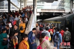 资料图：2018年3月12日，旅客在昆明火车站进站乘车。中新社记者 刘冉阳 摄 - 新浪广东
