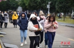 12月29日，受强冷空影响，广西柳州市市区的气温最低达0摄氏度，并夹杂着小雨，不少出行的市民将脸蒙的只剩下眼缝。王以照 摄 - 新浪广东