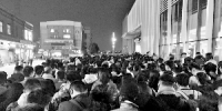 前日晚高峰，乘客排队等待进入嘉禾望岗站。信息时报记者 康健 翻拍 - 新浪广东