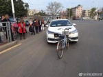 一自行车撞扁轿车车头 交警：尴尬，但是真的 - 新浪广东