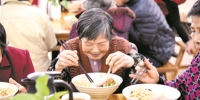这家长者餐厅不简单：年花几十万元为老人提供免费午餐 - 广东大洋网