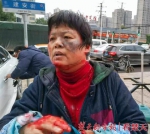 男子手持菜刀当街追砍老人 夫妻出手制止被砍伤 - 新浪广东