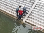 环卫工跳河救人获奖金，全部捐给困难同事 - 广东大洋网