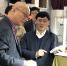 周国富教授向江雷院士展示第二代彩色视频电子纸样机 - 华南师范大学