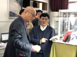 周国富教授向江雷院士展示第二代彩色视频电子纸样机 - 华南师范大学