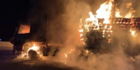 广州：机场高速一货车起火，价值百万布匹被烧毁 - 消防局