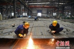 资料图：工厂里忙碌的工人。中新社记者 张浪 摄 - 新浪广东