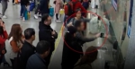 男子插队买票辱骂旅客 民警劝说遭脚踹 - 新浪广东