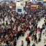 1月29日晚，深圳北站通报称，该站当天发送旅客21万人次。图为旅客候车。中新社记者 陈文 摄 - 新浪广东