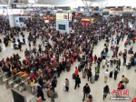 1月29日晚，深圳北站通报称，该站当天发送旅客21万人次。图为旅客候车。中新社记者 陈文 摄 - 新浪广东