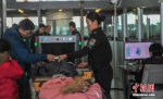 资料图：机场安检中心工作人员在安检旅客物品。中新社记者 于海洋 摄 - 新浪广东
