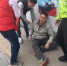 一男子被风吹起的广告帆布打倒 在地上动弹不得 - 新浪广东