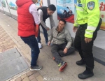 一男子被风吹起的广告帆布打倒 在地上动弹不得 - 新浪广东