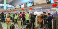 春节黄金周7天广州白云机场客流超145万人次 通讯员供图 - 新浪广东