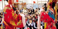 ■东沙小学的学生们欣赏粤剧《帝女花》。 - 新浪广东