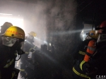 韶关：居民楼着火 现场浓烟滚，消防紧急出动救出被困妇女 - 消防局