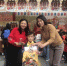 苏昕（右）和体验通草画的市民。 - 广东大洋网