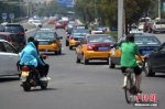 资料图：居民打车出行需求旺盛。中新网记者 金硕 摄 - 新浪广东