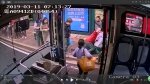 为了救助阿伯，他在公交站台上跪了十几分钟 - 广东大洋网