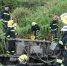 货车撞树导致司机被困 消防员架梯急救援 - 新浪广东