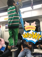 广州地铁上一熊孩子"上天了" 网友表示不安全很不爽 - 新浪广东