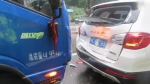 两地牌宾利停车被两车连撞 事故导致车损数万 - 新浪广东
