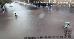 有车辆在积水中死火，交警雨中推车，救助死火车辆；▼ - 新浪广东