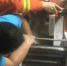 好痛！男子被压面机“咬”手，消防紧急拆机救援 - 广东大洋网