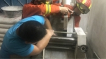 好痛！男子被压面机“咬”手，消防紧急拆机救援 - 广东大洋网