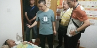 广州出租车司机肇事逃逸被抓 受伤被救护车押解返穗 - 新浪广东