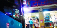 越秀南站昨晚开出最后班车，街坊纷纷拍照留念 - 广东大洋网