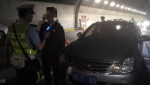 女司机凌晨酒驾过板樟山隧道被交警抓住 - 新浪广东