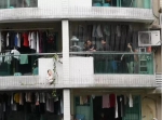 心惊肉跳！广州一名幼童爬出5楼阳台边缘，号啕大哭…… - 广东大洋网