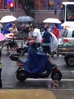 嘣！小车碰撞电动车母亲倒地6岁小孩痛哭，雨中他出现了…… - 广东大洋网