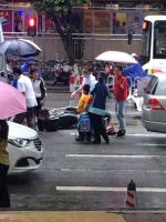 嘣！小车碰撞电动车母亲倒地6岁小孩痛哭，雨中他出现了…… - 广东大洋网