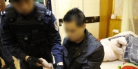 日前，广州黄埔区新龙镇大坦村涉黑恶团伙一名犯罪嫌疑人被抓获。广州警方 供图 - 新浪广东